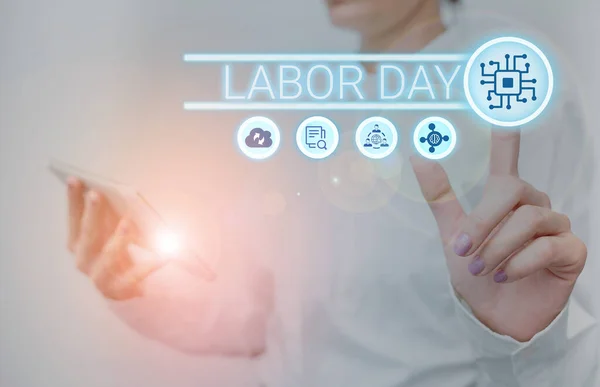 Tekstbord met Dag van de Arbeid. Concept betekent een jaarlijkse vakantie om de prestaties van werknemers te vieren Lady Holding Tablet Druk op Virtual Button Toont Futuristische Tech. — Stockfoto