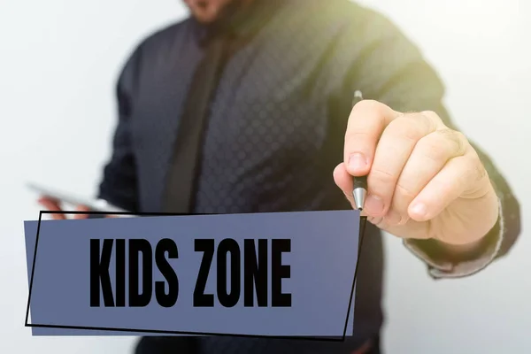 Segno di scrittura a mano Kids Zone. Foto concettuale Un'area o una regione progettata per consentire ai bambini di giocare e divertirsi Presentazione di nuove idee tecnologiche Discussione sul miglioramento tecnologico — Foto Stock