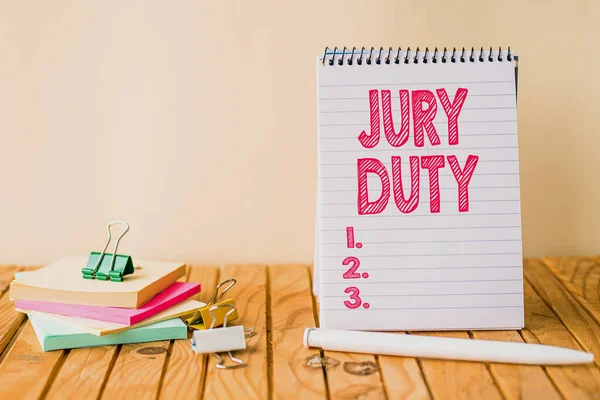 Conceptuele weergave Jury Duty. Woord voor verplichting of een periode van optreden als lid van een jury in de rechtbank Lege spiraal notitieblok met pen naast voorraad van plakkerige notities. — Stockfoto