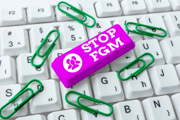 Концептуальный дисплей Stop Fgm. Бизнес-концепция Put the end on genital cutting and cutrition Создание онлайн-платформы Chat Platform Program, основанной на научно-фантастическом романе — стоковое фото