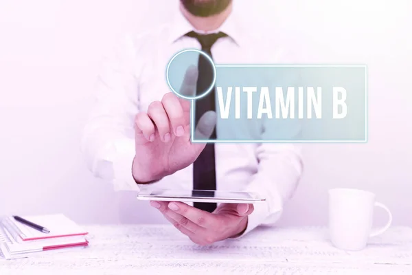 Exposição conceitual Vitamina B. Abordagem de negócios Nutriente que ajuda a manter o corpo nervoso e as células sanguíneas saudáveis Apresentando Tecnologia de Comunicação Voz Smartphone e Chamadas de Vídeo — Fotografia de Stock