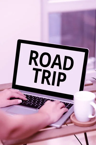 Tekst met inspiratie Road Trip. Concept betekent lange afstand reis op de weg reisde met de auto Beide handen typen op laptop naast de beker en plant werken vanuit huis. — Stockfoto