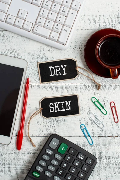 Text showing inspiration Dry Skin. Concept meaning uncomfortable condition marked by scaling or itching of the skin Display of Different Color Sticker Notes Arranged On flatlay Lay Background — Stock Photo, Image