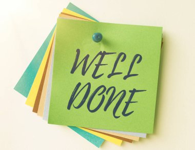 Mesaj işareti aferin diyor. Kavramsal fotoğrafçı, görevini ya da işini mükemmel bir şekilde yaptığını söylüyor. Renkli kağıt notlar bir araya toplanmış ve duvara iğnelenmiş..