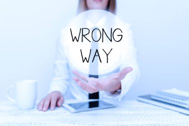 Metin başlığı Yanlış Yol 'u temsil ediyor. Kavramsal fotoğraf uygunsuz ya da istenmeyen bir davranış ya da yön Geliştirici Gadget Güncellemesini tartışıyor, Teknik Özellikleri Sunuyor