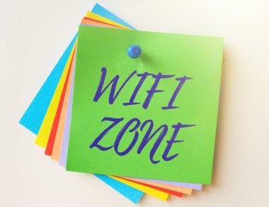 İlham, Wifi Zone işareti gösteriyor. İş genel görünümü, kablosuz yüksek hızlı internet ve ağ bağlantıları sağlar Renkli Kağıt Notlar Bir arada tutulur ve duvara iğnelenir.