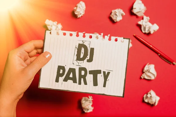 Πινακίδα που δείχνει DJ Party. Internet Concept πρόσωπο που εισάγει και παίζει ηχογραφημένη δημοφιλή μουσική στο ραδιόφωνο Γράφοντας σημειώσεις και σημαντικές ιδέες — Φωτογραφία Αρχείου