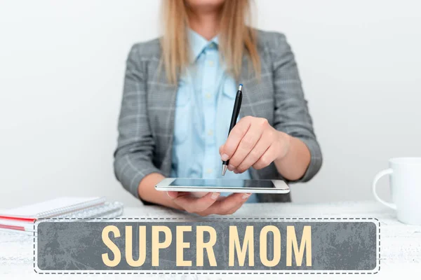 Expositor conceptual Super Mamá. Foto conceptual una madre que puede combinar el cuidado de niños y el empleo a tiempo completo Mostrando nueva tecnología de teléfonos inteligentes, Discutiendo mejoras de dispositivos — Foto de Stock