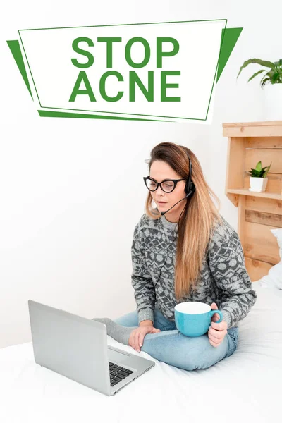 Leyenda conceptual Stop Acne. Concepto de Internet controlar la aparición de glándulas sebáceas inflamadas en la piel Empresario Comprobación y lectura de correos electrónicos, Mensajes de envío de estudiantes en línea —  Fotos de Stock