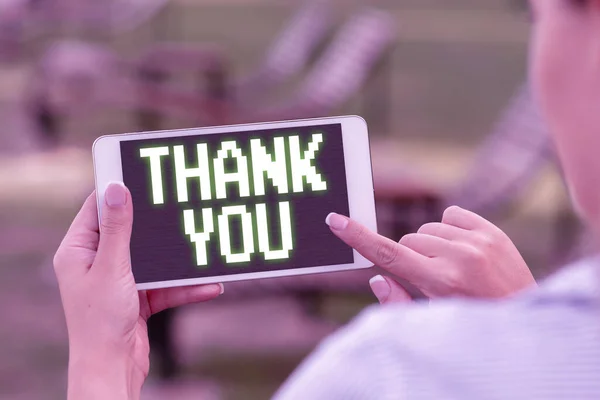 Mesajda "Teşekkür ederim" yazıyor. İyi bir şey üzerine iş fikri ya da Ses ve Video Çağrı Yetenekleri İnsanları Birleştiren Sevimli bir şekilde selamlama — Stok fotoğraf