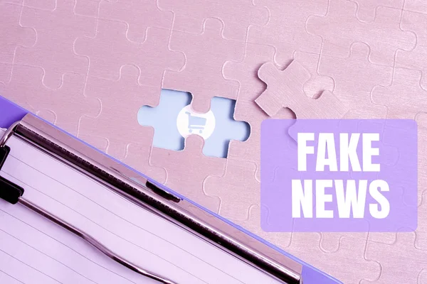 Inspiratie toont teken Fake News. Concept betekent Informatie geven aan te tonen dat niet waar is door de media Building An Unfinished White Jigsaw Pattern Puzzle With Missing Last Piece — Stockfoto