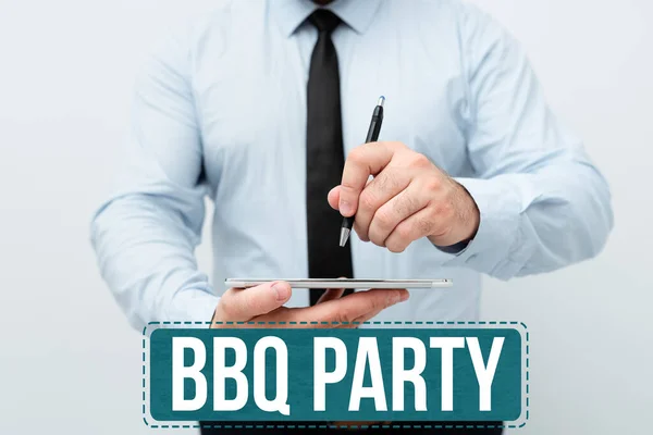 Bbq Party metni gösteriliyor. Kavramsal fotoğraf genellikle ahşap üzerinde et tüttürerek ya da kömürle yapılır Yeni Teknoloji Fikirlerini sunarak Teknolojik Gelişmeyi Tartışarak — Stok fotoğraf