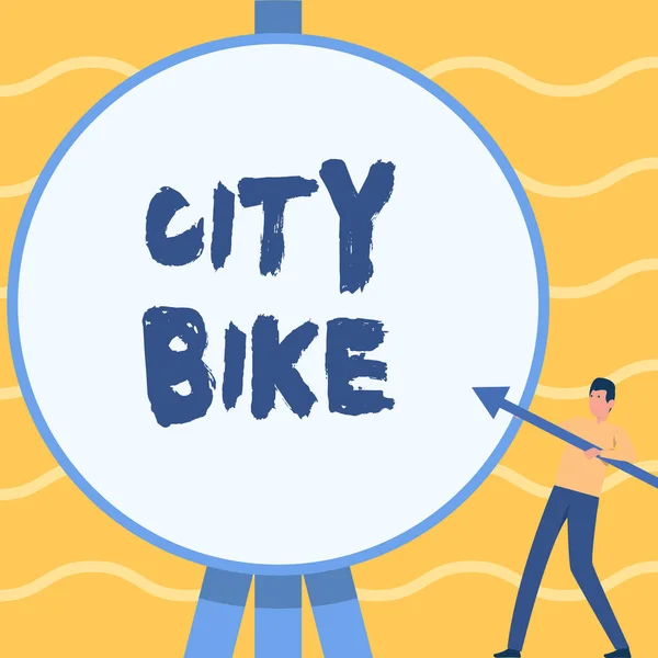 市の自転車を示すテキスト記号。平等に平らな都市部を通る定期的な短い乗り物のために設計された概念的な意味男は大きな円のターゲットを指す大きな矢印を保持立って. — ストック写真