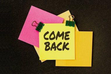 Görüntüleme metni yazılıyor. Geri gel. Bir insanın sevdiklerinin bulunduğu bir yere dönmesi istenen bir iş vitrini. Masanın üzerine yerleştirilmiş çok çeşitli koleksiyon ofis kırtasiyesi fotoğrafı.