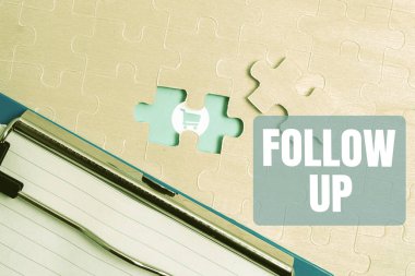 Takip Edin yazısını göster. İş yaklaşımı ek bilgi ya da ikinci olarak tamamlanmamış bir yapboz kalıbı ile kayıp parçayı kontrol etmesi gereken herhangi bir aktivite