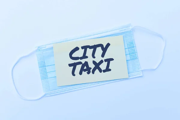標識都市タクシーを示すインスピレーション。言葉は、多くの場合、非共有ライドのためのドライバとのレンタルのための車両の種類に書かれましたウイルス認識メッセージを送信,要約ウイルスの発生を回避 — ストック写真