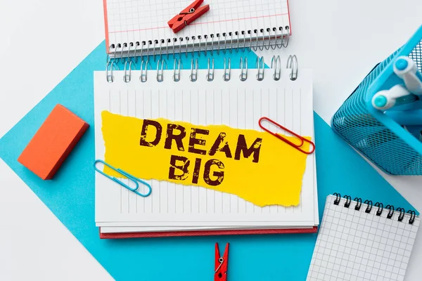 Написание отображения текста Dream Big. Бизнес-выставка ищет цель для вашей жизни и становится выполненным в процессе расчета затрат бюджетирование идей математические решения и идеи — стоковое фото