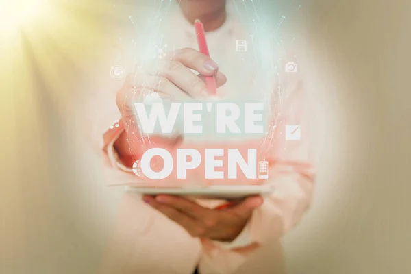 Letrero de escritura a mano We Re Open. Palabra para responder en el cliente que la tienda está disponible en este momento Mujer de negocios utilizando el teléfono, mientras que la presentación de la nueva pantalla virtual futurista. — Foto de Stock