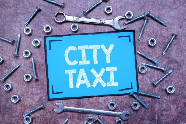 市内タクシーを表示します。共有されていないライドのためにドライバーと一緒に雇うための概念的な写真タイプメンテナンス計画のためのブレインストーミング新しいアイデア創造的な思考 — ストック写真