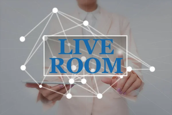 Handschrifttekst Live Room. Business idee de kamer in een huis of appartement dat wordt gebruikt om te ontspannen in Lady Holding Tablet Druk op Virtual Button Toont Futuristische Tech. — Stockfoto