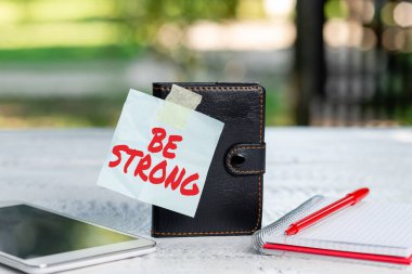 Metin başlığı Güçlü Ol. Hayattaki harika koşullara dayanabilen kavramsal fotoğraf ya da baskıya açık hava rahatlama deneyimi ve fikirler, kahve dükkanı tasarımları