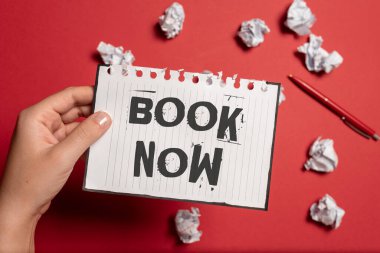 Metin Defteri gösterimi yazılıyor. İnternet Konsepti Otel konaklama veya uçak bileti için rezervasyon yaptırın Not ve Önemli Fikirler Yeni İlan Tahtası Tasarımları