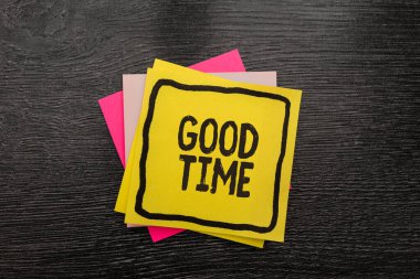 El yazısı iyi zaman işareti. İş fikri bir şeyler yapmak ya da bir şeyler yapmak için doğru zaman Yeni Fikirler Yeni Fikirler Yaratıcı İletişim Yapışkan Notları