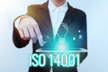 Kavramsal görüntü Iso 14001. İnternet Konsepti, Çevre Yönetimiyle İlgili Standartlar Ailesinin Geleceği Gösteren Grafik Arayüzü Tableti Gösteren Takım Elbiseli Kadın.