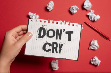 Don 't Cry' ı gösteren tabela. Kavramsal fotoğraf genellikle acı ya da üzüntü ifadesi olarak gözyaşı dökerek Not ve Önemli Fikirler Yeni İlan Tahtası Tasarımları