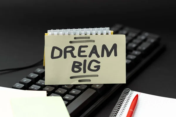 Conceptuele bijschrift Dream Big. Conceptuele foto zoeken doel voor je leven en steeds vervuld in het proces Het opnieuw typen van oude notities, Het spelen van tekstspellen, Het testen van Typesnelheid — Stockfoto