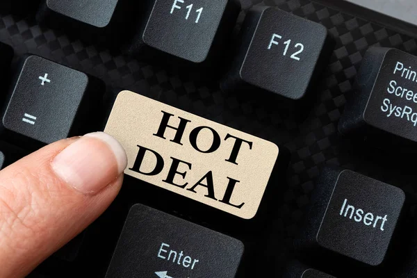 Χέρι γράφοντας σημάδι Hot Deal. Εννοιολογική φωτογραφία Μια συμφωνία μέσω της οποίας ένα από τα ζαχαροπλαστεία προσφέρεται και δέχεται Μετατροπή Αναλογικών Δεδομένων σε Ψηφιακά Μέσα, Typing Forum Helpful Tips — Φωτογραφία Αρχείου