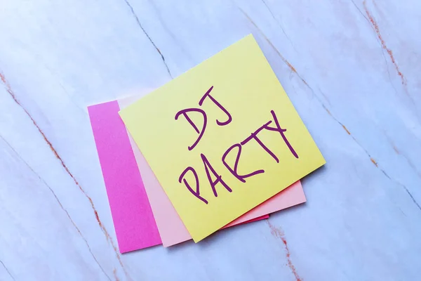 El yazısı tabelası DJ Party. Radyo Yeni Fikirler Taze Fikir Yaratıcı İletişim Üretim Zihniyetinde popüler müziği tanıtan ve çalan iş adamı — Stok fotoğraf