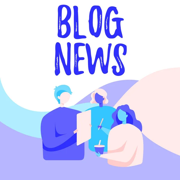 Tekstbord met Blog News. Bedrijfsoverzicht regelmatig bijgewerkte website meestal een gerund door een individuele collega 's staande praten met elkaar Holding Paper Pen Cup. — Stockfoto