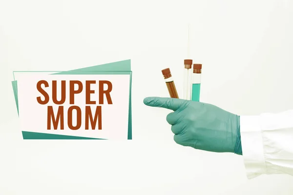 テキストを表示するスーパーママを書く。育児とフルタイムの雇用を組み合わせることができる母親のビジネスアプローチウイルス予防法、新しい感染症治療のアイデアを示す研究者 — ストック写真