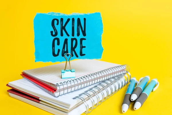 피부 관리 (skin Care) 는 피부 관리를 의미 한다. 당신의 피부를 건강하고 매력적 인 다채 로운 아이디어 표현을 유지하기 위해 또는 사용하는 것들에 대한 신선 한 생각을 표현하는 것 — 스톡 사진