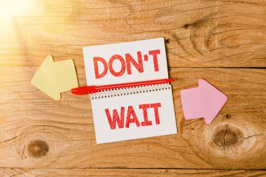 El yazısı işareti. Bekle. İş konsepti Hemen harekete geçin ve bir amaç için bir şeyler yapın Farklı Renk Etiketleri Notlarını hızlıca görüntüleyin Düzenle