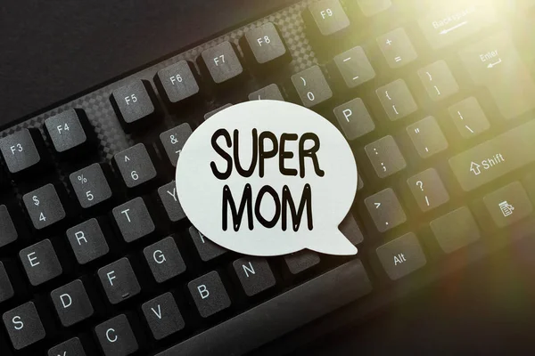 インスピレーションを示すテキストスーパーママ。インターネットの概念育児とフルタイムの雇用を組み合わせることができる母親新しい教育教科書、要約を入力古いエッセイをオンラインでリタイプ — ストック写真
