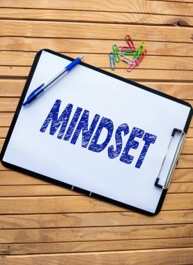 Metin Zihniyeti gösterimi yazılıyor. İş yaklaşımı. Zihinsel ve duygusal yaklaşım. Sade ofis panosuna odaklanan. Kalemleri bir kutuya yerleştirilmiş..