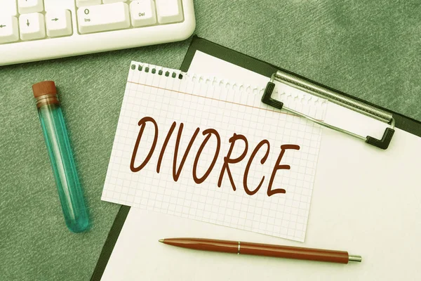 Boşanma ilhamını gösteren bir metin. Evliliğin yasal olarak sona erdirilmesi Ayrılık Anlaşmazlığı Tıbbi Notlar Yazma ve Tedavi Planları — Stok fotoğraf