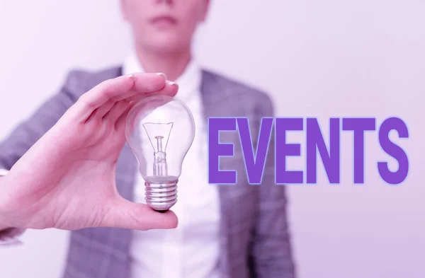 Tekst bijschrift met evenementen. Internet Concept Functie om geld te genereren voor non-profit een drukke Occassion Lady in business outfit holding lamp presenteren van nieuwe technologie ideeën — Stockfoto