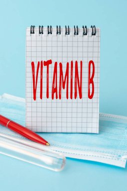 El yazısı işareti B Vitamini. Besin üzerine yazılan kelime, vücut sinirlerinin ve kan hücrelerinin sağlıklı kalmasına yardımcı olur. Önemli Tıbbi Notlar Laboratuvarında Yeni Virüs İlacı Testi