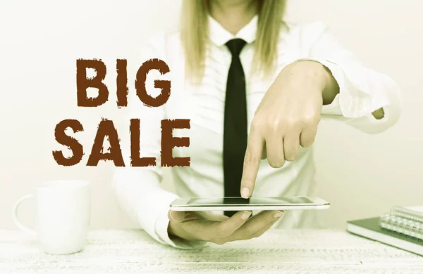 Έμπνευση που δείχνει πινακίδα Big Sale. Business showcase putting products on high discount Μεγάλη τιμή Black Friday Developer Συζητώντας αναβάθμιση Gadget, Παρουσιάζοντας τεχνικά χαρακτηριστικά — Φωτογραφία Αρχείου