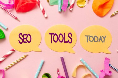 Seo Tools 'u gösteren mesaj işareti. İnternet sitesinin ya da sayfa Renkli Parti Koleksiyonlarının çevrimiçi görünürlüğünü etkileme süreci için kelime Parlak Kutlama Şeyleri Doğum Günü Festivali Kit