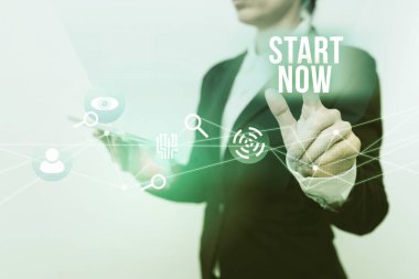 Şimdi Başla 'yı gösteren metin işareti. İnternet Konsepti, Fütürist Arayüz Gösterme Tableti Gösteren Takım Elbiseli Kadın Çalışmaya ya da Bir şeyler yapmaya çekinmeyin.