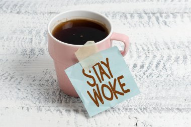 İlham veren mesaj Stay Woke 'u gösteriyor. Etrafınızda olup bitenlerden haberdar olmak için Yeni Kahve Dükkanı Fikirleri 'ni bilgilendirmeye devam edin Önemli Notlar, Kahve molası