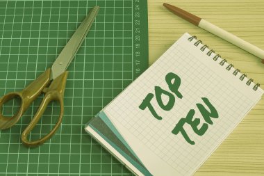 İlk 10 'da el yazısı işareti. Kavramsal fotoğraf, popüler müzik grafiklerindeki en popüler on şarkı ya da kayıt. Çeşitli Koleksiyon Ofisi Kırtasiyesi Fotoğrafı Masanın Üzerinde