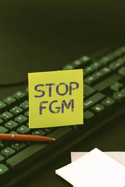 Текстовый знак, показывающий Stop Fgm. Word for Put an end on genital cutting and circumcision Abstract Typing Lesson And Lecture Plans, Retyping Song Тексты песен — стоковое фото