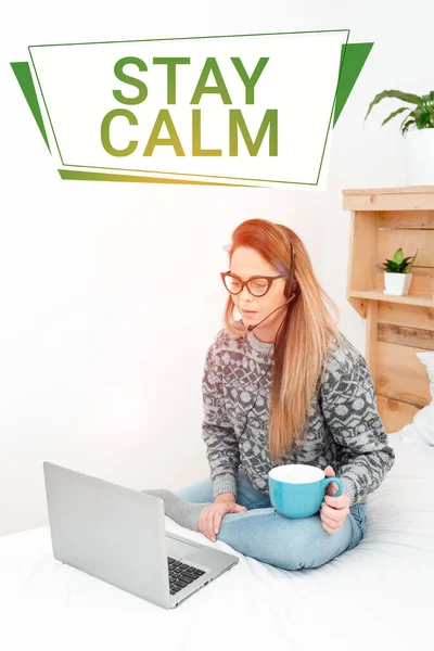 Sign displaying Stay Calm. Business idea Maintain in a state of motion smoothly even under pressure Entrepreneur Checking And Reading Emails, Student Sending Messages Online — Stock Photo, Image