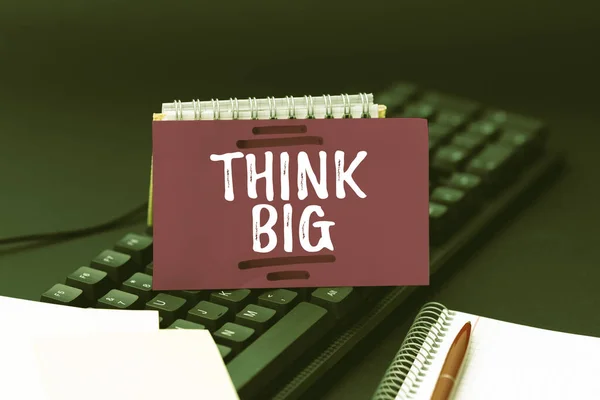 Segno di scrittura a mano Think Big. Approccio aziendale Per pianificare qualcosa di alto valore per se stessi o per la preparazione Creazione di servizi di programmazione informatica, digitando nuovi dati della scheda di lavoro — Foto Stock