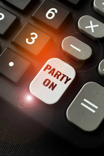 Bildunterschrift: Party On. Internet-Konzept Bewahren Sie oder fahren Sie fort, eine großartige Zeit zu haben, auch nachdem etwas passiert ist. Beschreibungen online eingeben und veröffentlichen, informative Daten schreiben — Stockfoto